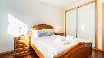 2 bedrooms, iron/ironing board, Internet, bed sheets