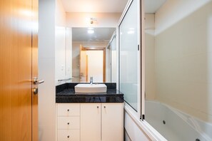 Shower, hair dryer, towels, soap - GuestReady - Homely stay in Funchal (Funchal)