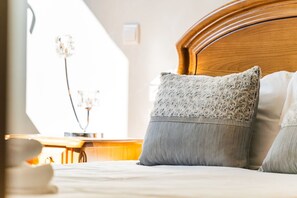 2 bedrooms, iron/ironing board, internet, bed sheets