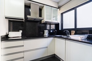 Kjøleskap, mikrobølgeovn, ovn og oppvaskmaskin