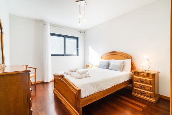 2 chambres, fer et planche à repasser, accès à Internet, literie fournie