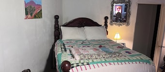 Charming bungalow with WiFi and AC in welcoming Van Horn