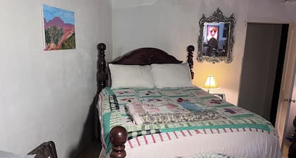 Charming bungalow with WiFi and AC in welcoming Van Horn