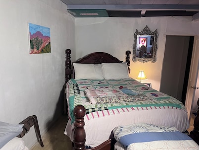 Charming bungalow with WiFi and AC in welcoming Van Horn