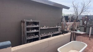 Un área de almacenamiento con estanterías y cajas, que contiene varios objetos.