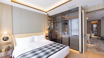 Cubrecamas y minibar con artículos gratuitos