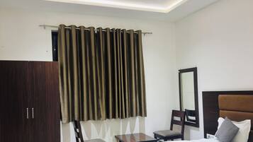Deluxe Single Room, Garden View | Desk, free WiFi