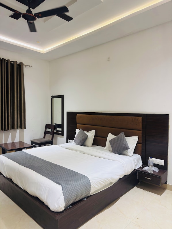 Desk, free WiFi - the muskmelon hotel and resort (Pushkar)