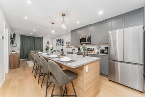 Kylskåp, mikrovågsugn, ugn och spishäll