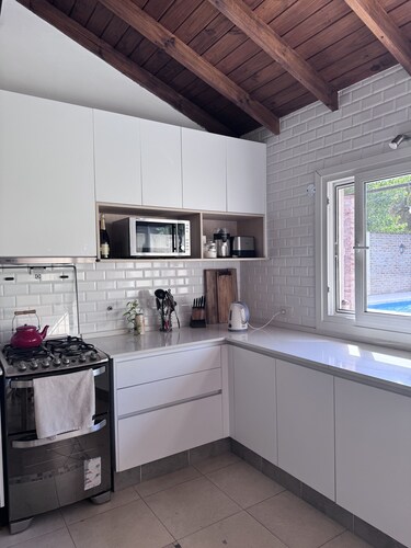 Cozy family house in Parque Leloir with swimming pool, barbecue and lots of greenery.