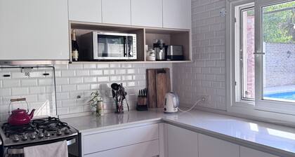 Cozy family house in Parque Leloir with swimming pool, barbecue and lots of greenery.