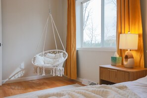 2 bedrooms, free WiFi, bed sheets - Vermont Lake Days Await | Boat, Bike, Unwind (Colchester)