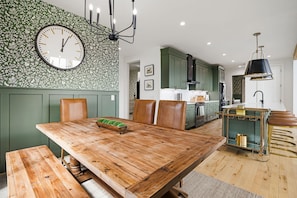 Dining - Pool | Hot Tub |FirePit |Golf Simulator |Sleeps 22 (Leicester)