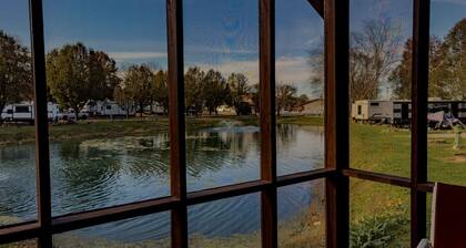 Cabin - Small on Pond