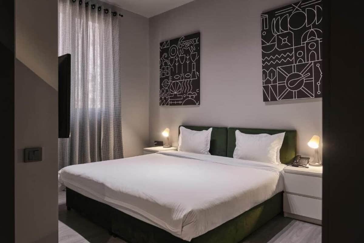 Habitación básica con 1 cama doble o 2 individuales | Sistema de insonorización, tabla de planchar con plancha, wifi gratis