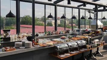 Café da manhã com buffet grátis todos os dias