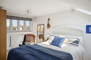 4 bedrooms, desk, iron/ironing board, WiFi