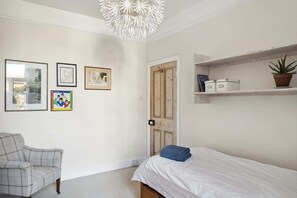 4 bedrooms, desk, iron/ironing board, WiFi - Beautiful Victorian Home on Peaceful Green Square (Devon)