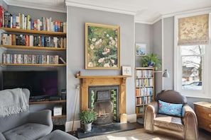 TV, DVD player, offices - Beautiful Victorian Home on Peaceful Green Square (Devon)