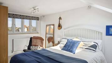 4 bedrooms, desk, iron/ironing board, WiFi