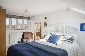 4 bedrooms, desk, iron/ironing board, WiFi - Beautiful Victorian Home on Peaceful Green Square (Devon)