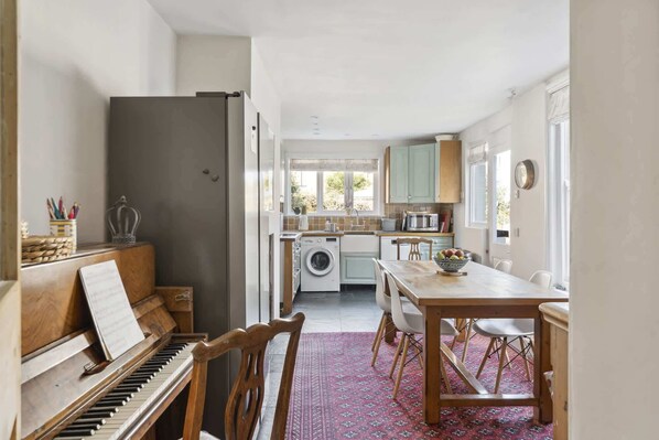 Fridge, microwave, oven, stovetop - Beautiful Victorian Home on Peaceful Green Square (Devon)