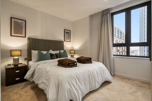 2 soverom, skrivebord, strykejern/-brett og reiseseng for barn