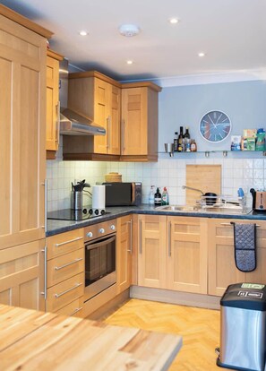 冷蔵庫、電子レンジ、オーブン、コンロ