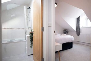 Douche, sèche-cheveux, serviettes fournies