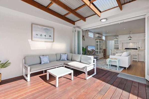 TV - Walk to Adelaide Oval & CBD | Luxury Cottage (North Adelaide)