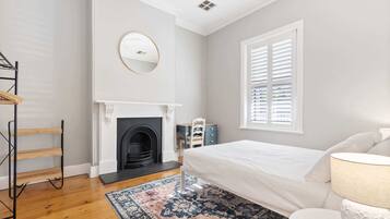 4 bedrooms, iron/ironing board, WiFi, bed sheets