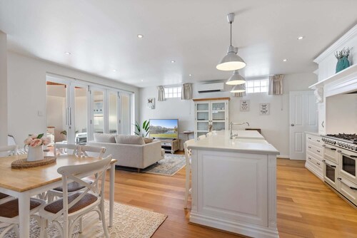 Walk to Adelaide Oval & CBD | Luxury Cottage