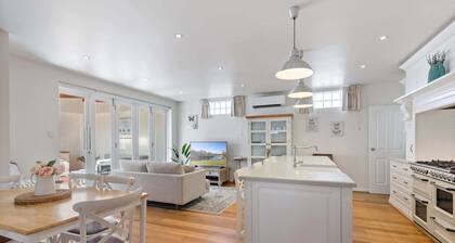 Walk to Adelaide Oval & CBD | Luxury Cottage