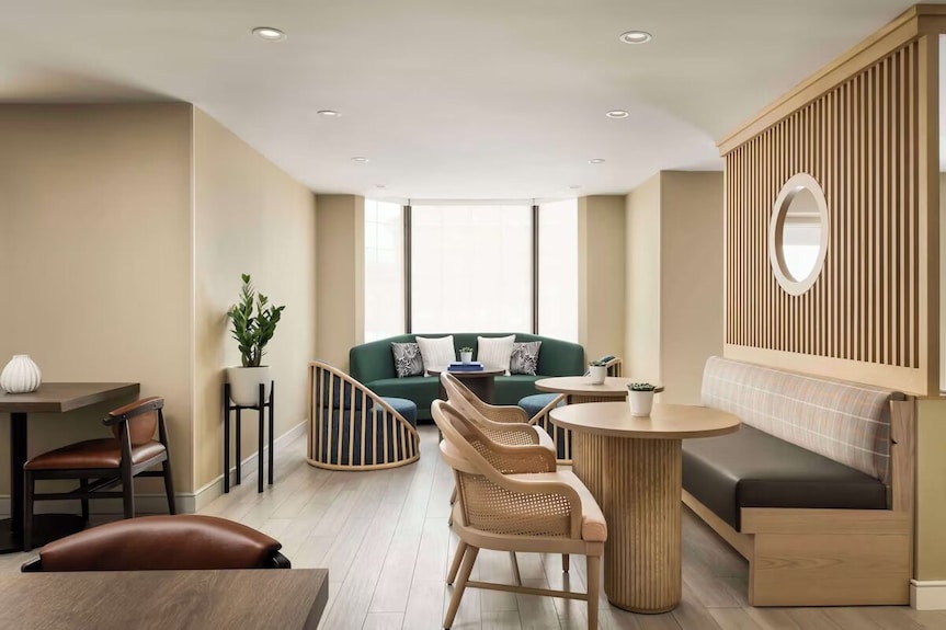 Enjoy Comfort & Convenience At This Modern Thornhill Suite With Swimming Pool - Markham
