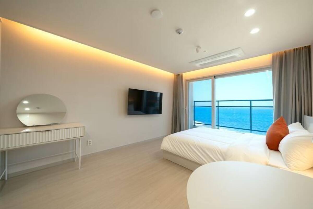 高級寢具、書桌、筆電工作空間、遮光布/窗簾
