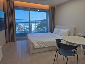 Een hotelkamer met een bed, een ronde tafel en een stoel.