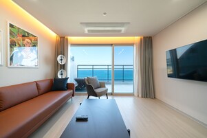 Marina Grand Suite | Premium bedding, desk, laptop workspace, blackout drapes
