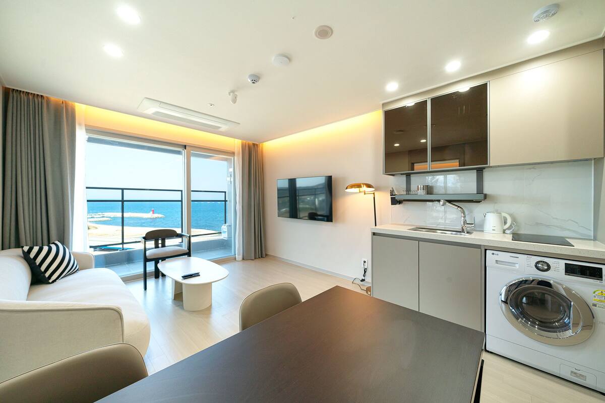 極品客房 (Suite A) | 起居區 | 55-吋智慧型電視、有線頻道、Netflix、付費電影