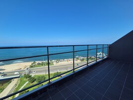 Un balcón con vista al océano y a la playa.