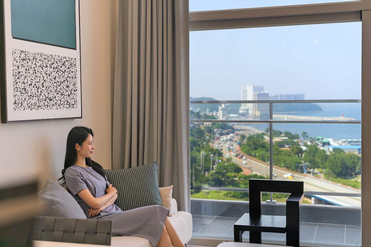 Marina Grand Loft | Premium bedding, desk, laptop workspace, blackout drapes