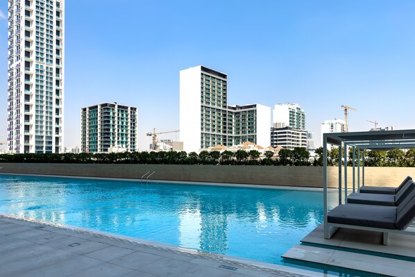 Una piscina al aire libre