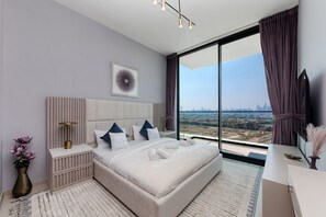 Apartamento, 1 quarto, sacada, vista para a cidade | 1 quarto, roupas de cama premium, ferros/tábuas de passar roupa