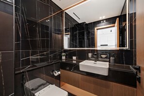 Appartement, 1 chambre, balcon, vue sur la ville | Salle de bain | Pantoufles