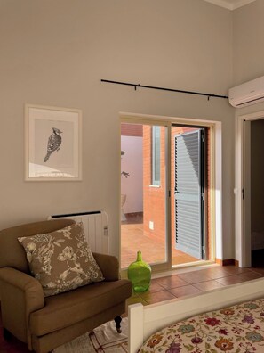 3 bedrooms, iron/ironing board, internet, bed sheets