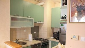 Cafetera y tetera, refrigerador, horno y lavavajillas 