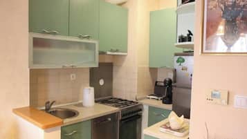 Refrigerador, horno, lavavajillas y cafetera y tetera