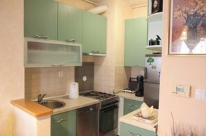 Kühlschrank, Ofen, Geschirrspüler, Wasserkocher mit Kaffee-/Teezubehör