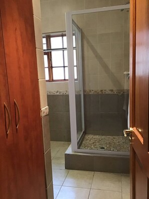 Suihku, hiustenkuivaaja