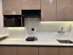 Refrigerador, microondas, horno, placa de cocina