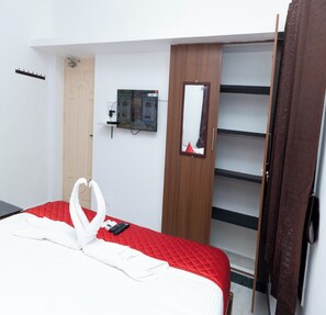 Hypo-allergenic bedding, desk, free WiFi, bed sheets - ASK Grande Residency (Puducherry)